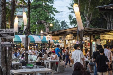 Tayland 'da Prachuap Khiri Khan ilindeki Hua Hin şehrinin yakınındaki Tamarind Haftasonu Gece Pazarı' ndaki yemek tezgahları ve restoranlar, Hua Hin, Aralık 2023