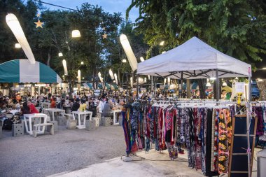 Tayland 'da Prachuap Khiri Khan ilindeki Hua Hin şehrinin yakınındaki Tamarind Haftasonu Gece Pazarı' ndaki yemek tezgahları ve restoranlar, Hua Hin, Aralık 2023