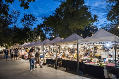 Tayland 'ın Prachuap Khiri Khan kenti Hua Hin kenti yakınlarındaki Ağustosböceği Gece Pazarı' nda sanat ve el yapımı dükkanlar, Hua Hin, Aralık 2023