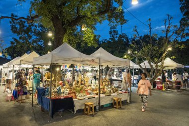 Tayland 'ın Prachuap Khiri Khan kenti Hua Hin kenti yakınlarındaki Ağustosböceği Gece Pazarı' nda sanat ve el yapımı dükkanlar, Hua Hin, Aralık 2023