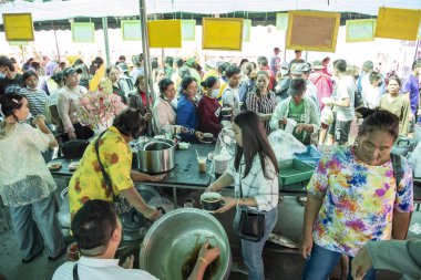 İnsanlar Tayland 'da Prachuap Khiri Han' ın başkenti Hua Hin 'deki Wat Hua Hin şehrinde düzenlenen bir tapınak töreninde bedava Tayland yemeklerini yiyorlar.
