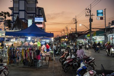 Tayland 'ın Prachuap Khiri Han şehrindeki Hua Hin şehrindeki Baan Khun Po Nightmarket ve Foodmarket yakınlarında bir gün batımı, Hua Hin, Aralık 2023
