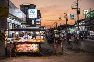 Tayland 'ın Prachuap Khiri Han şehrindeki Hua Hin şehrindeki Baan Khun Po Nightmarket ve Foodmarket yakınlarında bir gün batımı, Hua Hin, Aralık 2023