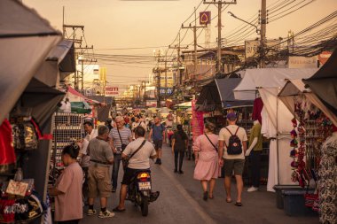 Tayland, Tayland 'daki Prachuap Khiri Han ilindeki Hua Hin şehrindeki Nightmarket' ten alışveriş yapar.