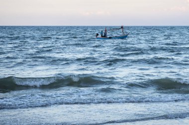 Tayland 'da Prachuap Khiri Khan eyaletinin Hua Hin şehrindeki eski kasabanın sahilinde rüzgarla bir balıkçı teknesi, Hua Hin, Aralık 2023