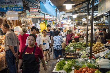 Tayland, Tayland 'da Prachuap Khiri Khan, Hua Hin, Aralık 2023' te Hua Hin şehrindeki marketten alışveriş yapıyor.