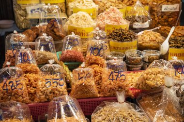 Tayland, Tayland, Hua Hin, Aralık 2023 'te, Tayland' ın Prachuap Khiri Khan eyaletindeki Hua Hin şehrindeki markette Tayland yemeği.