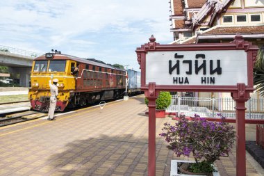 Tayland 'ın Tayland kenti Prachuap Khiri Han' daki Hua Hin şehrindeki Tayland Kraliyet Tren İstasyonu 'na gelen bir kargo treni var.