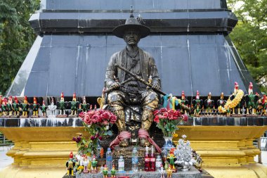 Tayland 'ın Prachuap Khiri Han kenti yakınlarındaki Wat Huay Mongkol şehrindeki Kral Taksin Anıtı ve Heykeli, Hua Hin, Aralık 2023