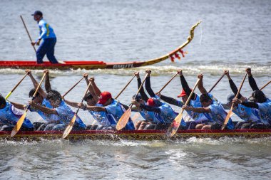 Hua Hin şehrinin güneyindeki Hua Hin Gölü 'ndeki Hua Hin Longboat yarışında Khao Tao Gölü veya Longboat ekipleri. Tayland, Hua Hin, Aralık 2023