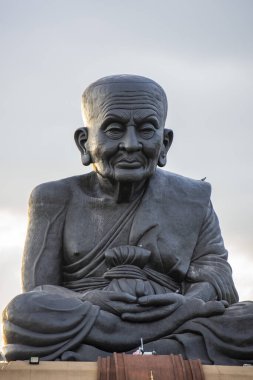 Thailand, Tayland 'daki Prachuap Khiri Han' da Hua Hin kenti yakınlarındaki Keşiş Luang Pu Thuat anıtıyla Wat Huay Mongkol, Hua Hin, Aralık 2023