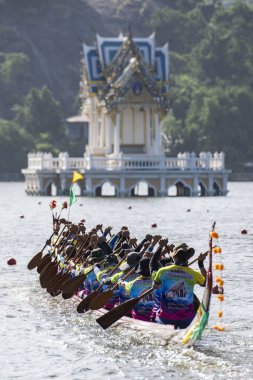 Hua Hin şehrinin güneyindeki Hua Hin Gölü 'ndeki Hua Hin Longboat yarışında Kraliyet pavillonu önünde bir Dragonboat ya da Longboat takımı. Tayland, Hua Hin, Aralık 2023