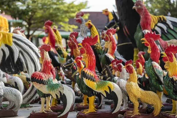 Kurczak Kogut Postacie Atay Przed Pomnikiem Statuą Króla Taksin Wat — Zdjęcie stockowe