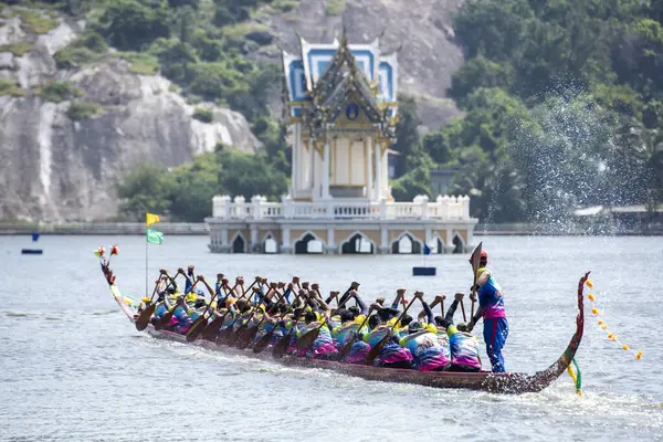 Dragonboat Longboat Team Fronte Padiglione Reale Sul Lago Khao Tao — Foto Stock