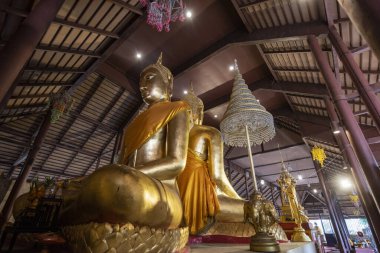 Tayland, Tayland ve Ratchaburi 'deki Wat Mahathat Worawihan' daki iki Buda heykeli, Kasım 14, 2023