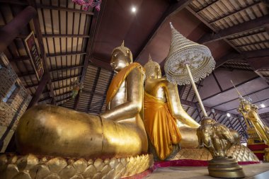 Tayland, Tayland ve Ratchaburi 'deki Wat Mahathat Worawihan' daki iki Buda heykeli, Kasım 14, 2023