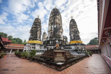 Tayland, Tayland 'ın Ratchaburi kenti ve ilindeki Wat Mahathat Worawihan' ın dört Stupas veya Pagoda 'sı, Kasım, 14, 2023