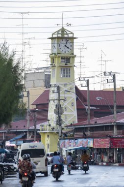 Tayland, Tayland ve Ratchaburi 'deki Voradech Yolu üzerindeki eski Şehir Saat Kulesi. Kasım, 14, 2023.