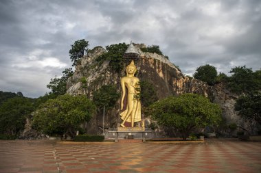Tayland 'ın Ratchaburi ilindeki Tham Khao Ngu Tapınağı' nda ayakta duran altın Buda, 15 Kasım 2023