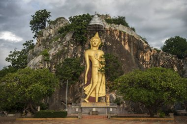 Tayland 'ın Ratchaburi ilindeki Tham Khao Ngu Tapınağı' nda ayakta duran altın Buda, 15 Kasım 2023