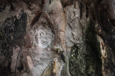 Buda figürü Tham Ruesi Khao Ngu a Tham Khao Ngu Mağarası Tayland, Tayland, Ratchaburi, 15 Kasım 2023