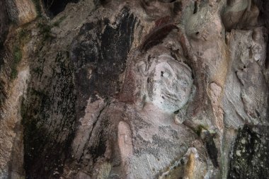 Buda figürü Tham Ruesi Khao Ngu a Tham Khao Ngu Mağarası Tayland, Tayland, Ratchaburi, 15 Kasım 2023