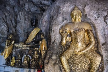 Tham Ruesi Khao Ngu 'daki Phra Phuttha Chai Buddha heykeli Tayland' ın Ratchaburi ilinde bir Tham Khao Ngu mağarası, 15 Kasım 2023