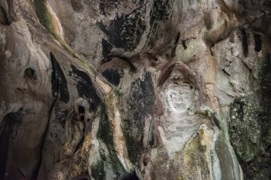 Buda figürü Tham Ruesi Khao Ngu a Tham Khao Ngu Mağarası Tayland, Tayland, Ratchaburi, 15 Kasım 2023