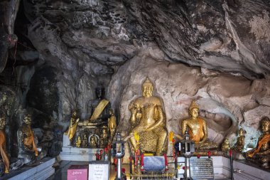 Tham Ruesi Khao Ngu 'daki Phra Phuttha Chai Buddha heykeli Tayland' ın Ratchaburi ilinde bir Tham Khao Ngu mağarası, 15 Kasım 2023