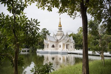Tayland 'ın Ratchaburi eyaleti Danmoen Satuak kasabası yakınlarındaki Wat Luang Pho Sot Thammakayaram' daki Maha Cetiya Somdey Tapınağı, Ratchaburi, 12 Kasım 2023