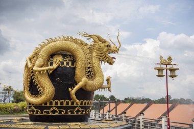 Tayland, Tayland ve Ratchaburi 'deki Voradech Yolu' ndaki Pracha Phatthana Barajı 'ndaki Büyük Ejder Tenceresi ve Çömlek Anıtı, 13 Kasım 2023