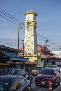 Tayland, Tayland ve Ratchaburi 'deki Voradech Yolu üzerindeki eski Şehir Saat Kulesi. Kasım, 14, 2023.