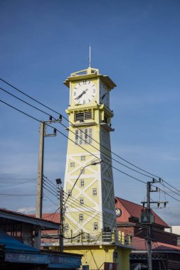 Tayland, Tayland ve Ratchaburi 'deki Voradech Yolu üzerindeki eski Şehir Saat Kulesi. Kasım, 14, 2023.