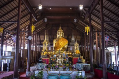 Tayland, Tayland ve Ratchaburi 'deki Wat Mahathat Worawihan' daki iki Buda heykeli, Kasım 14, 2023