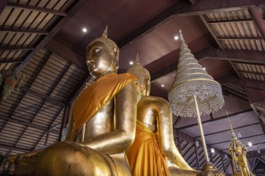 Tayland, Tayland ve Ratchaburi 'deki Wat Mahathat Worawihan' daki iki Buda heykeli, Kasım 14, 2023