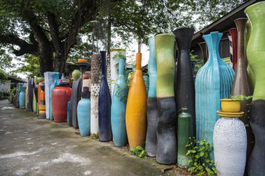 Tayland, Tayland, Tayland, Ratchaburi 'deki Tao Hong Tai Seramik Dükkanı ve Fabrikası' ndaki çömlekler, Kasım, 14, 2023