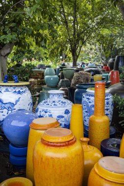 Tayland, Tayland, Tayland, Ratchaburi 'deki Tao Hong Tai Seramik Dükkanı ve Fabrikası' ndaki çömlekler, Kasım, 14, 2023