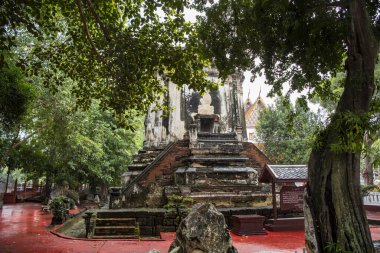 Tayland, Tayland 'daki Ratchaburi şehrindeki yeni Mahathat Worawihan Tapınağı' ndaki eski stupa, Kasım, 14, 2023