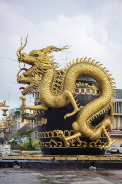 Tayland, Tayland ve Ratchaburi 'deki Voradech Yolu' ndaki Pracha Phatthana Barajı 'ndaki Büyük Ejder Tenceresi ve Çömlek Anıtı, 14 Kasım 2023