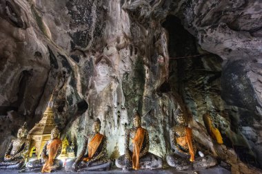 Buda figürü Tham Ruesi Khao Ngu a Tham Khao Ngu Mağarası Tayland, Tayland, Ratchaburi, 15 Kasım 2023