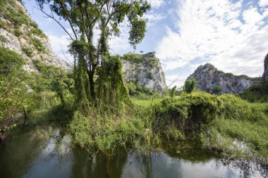 Tayland 'ın Ratchaburi ilindeki Tambon Ko Phlapphla köyündeki Hin Khao Ngu Doğal Parkı manzarası, 15 Kasım 2023
