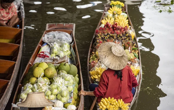 泰国拉查布里省Damnoen Saduak Floating Market的一艘妇女在其木船上出售水果 2023年11月12日 拉查布里 — 图库照片
