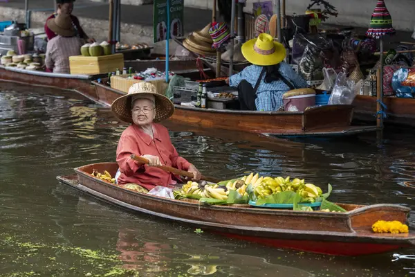 Women Sales Fruits Her Woodboat Damnoen Saduak Floating Market Province —  Fotos de Stock