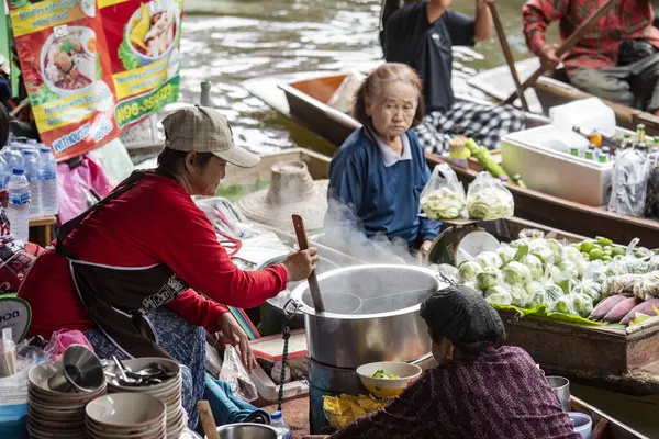 Una Cocina Flotante Khlong Río Damnoen Saduak Mercado Flotante Provincia —  Fotos de Stock