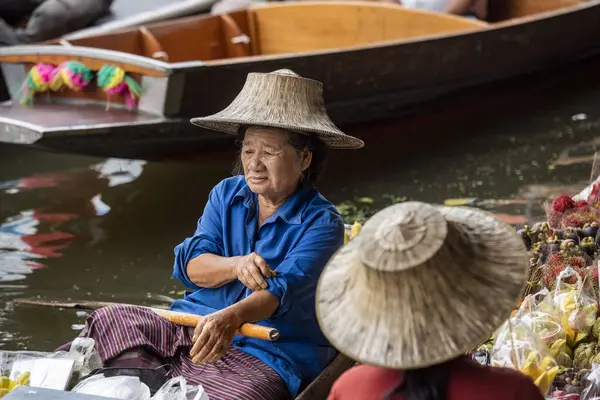 Women Sales Fruits Her Woodboat Damnoen Saduak Floating Market Province —  Fotos de Stock