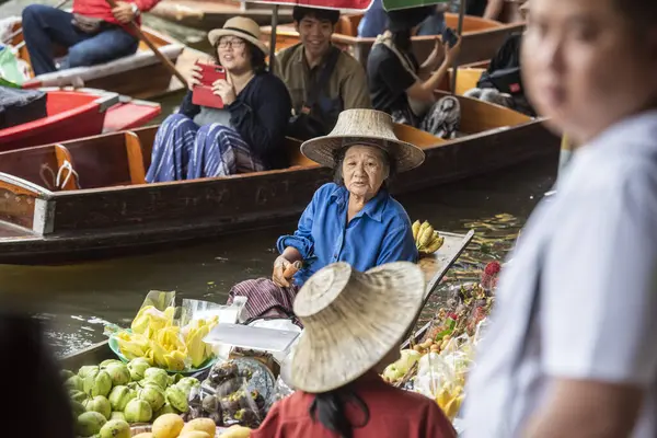 Una Donna Vende Frutta Sulla Sua Barca Legno Mercato Damnoen — Foto Stock