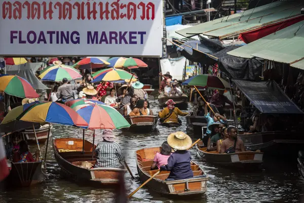 Tayland, Tayland, Ratchaburi, Ratchaburi 'de Damnoen Saduak nehri ve yüzen markette turist taksileri, 12 Kasım 2023