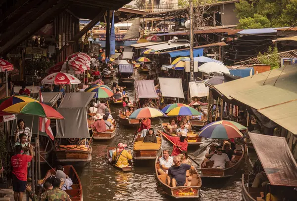由游客驾驶的旅游船出租车在泰国 拉查布里省 达蒙萨杜亚克河和浮游市场绕着一个Khlong行驶 2023年11月12日 拉查布里 — 图库照片