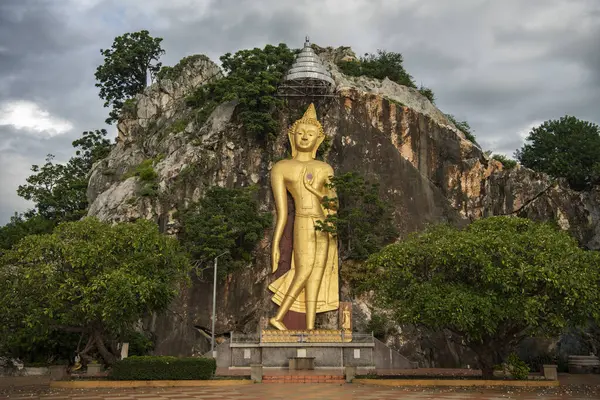 Tayland 'ın Ratchaburi ilindeki Tham Khao Ngu Tapınağı' nda ayakta duran altın Buda, 15 Kasım 2023