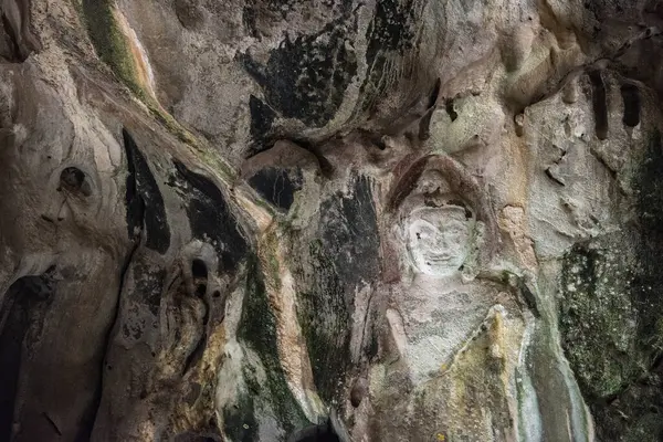Buda figürü Tham Ruesi Khao Ngu a Tham Khao Ngu Mağarası Tayland, Tayland, Ratchaburi, 15 Kasım 2023